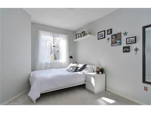 21-2940 Headon Forest Drive, Burlington, ON - Indoor Photo Showing Bedroom