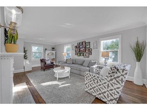 883 Forest Glen Avenue, Burlington, ON - Indoor Photo Showing Living Room