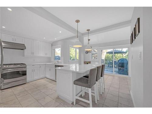 883 Forest Glen Avenue, Burlington, ON - Indoor Photo Showing Kitchen With Upgraded Kitchen