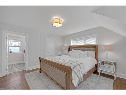 883 Forest Glen Avenue, Burlington, ON - Indoor Photo Showing Bedroom