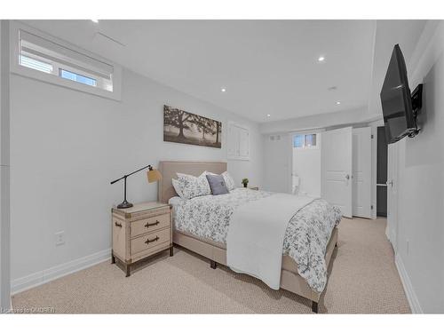 883 Forest Glen Avenue, Burlington, ON - Indoor Photo Showing Bedroom