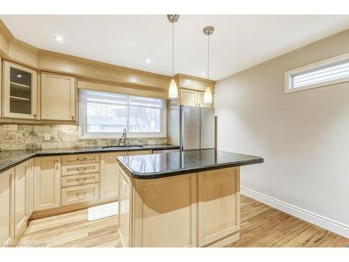 29-1135 Mccraney Street E, Oakville, ON - Indoor Photo Showing Kitchen