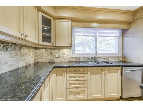 29-1135 Mccraney Street E, Oakville, ON - Indoor Photo Showing Kitchen With Double Sink