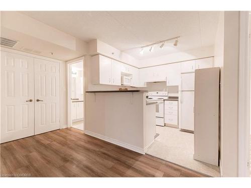 306-1460 Bishops Gate, Oakville, ON - Indoor Photo Showing Kitchen