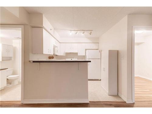 306-1460 Bishops Gate, Oakville, ON - Indoor Photo Showing Kitchen