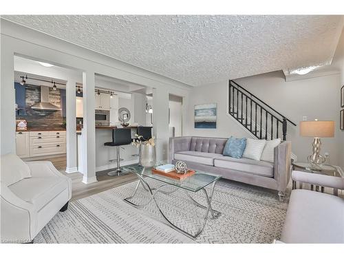 172 Sanatorium Road, Hamilton, ON - Indoor Photo Showing Living Room