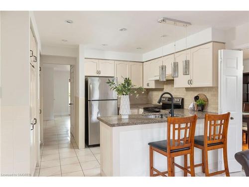 164 Warner Drive, Oakville, ON - Indoor Photo Showing Kitchen With Upgraded Kitchen