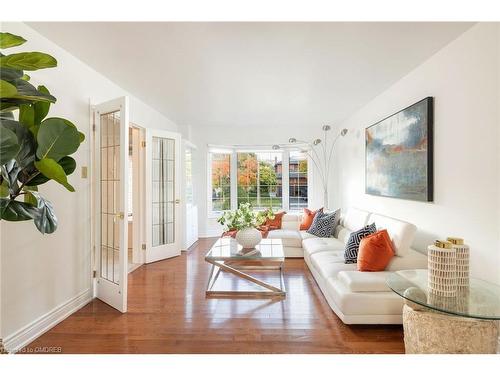 164 Warner Drive, Oakville, ON - Indoor Photo Showing Living Room