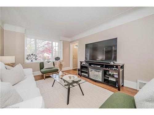 950 Park Avenue W, Burlington, ON - Indoor Photo Showing Living Room