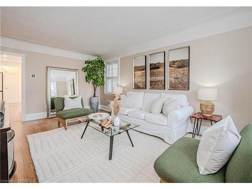 950 Park Avenue W, Burlington, ON - Indoor Photo Showing Living Room