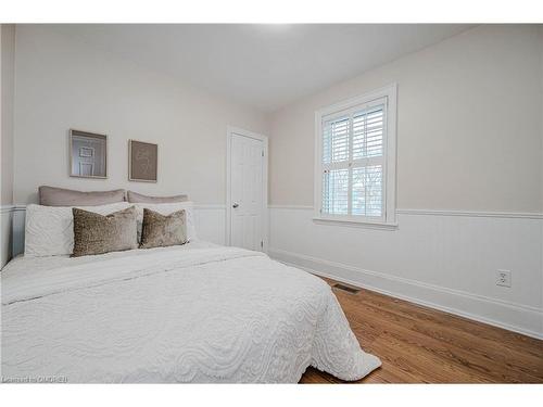 950 Park Avenue W, Burlington, ON - Indoor Photo Showing Bedroom