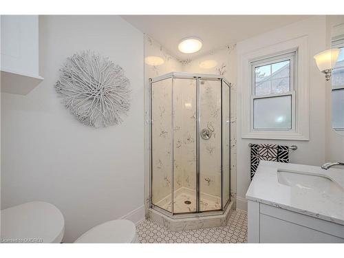 950 Park Avenue W, Burlington, ON - Indoor Photo Showing Bathroom