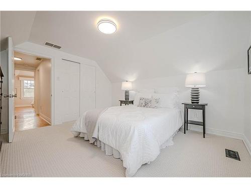 950 Park Avenue W, Burlington, ON - Indoor Photo Showing Bedroom