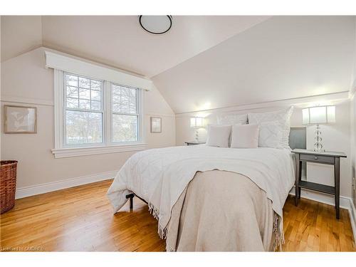 950 Park Avenue W, Burlington, ON - Indoor Photo Showing Bedroom