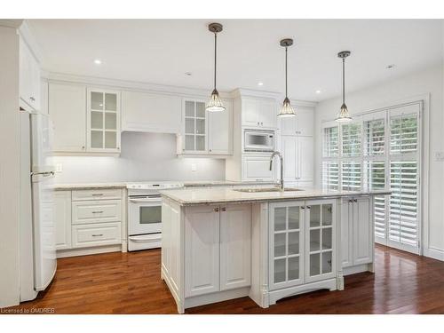 172 River Oaks Boulevard E, Oakville, ON - Indoor Photo Showing Kitchen With Upgraded Kitchen