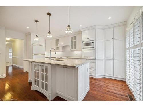 172 River Oaks Boulevard E, Oakville, ON - Indoor Photo Showing Kitchen With Upgraded Kitchen