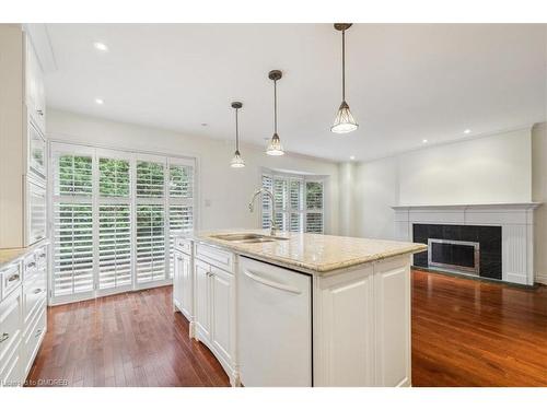 172 River Oaks Boulevard E, Oakville, ON - Indoor Photo Showing Kitchen With Upgraded Kitchen