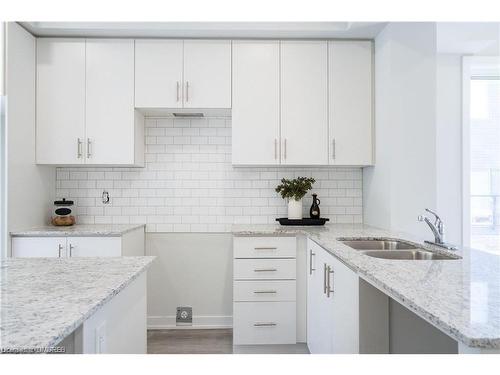 47 Winters Crescent, Collingwood, ON - Indoor Photo Showing Kitchen With Double Sink With Upgraded Kitchen