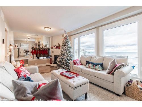 33 Cheval Drive, Grimsby, ON - Indoor Photo Showing Living Room