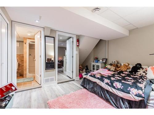 33 Cheval Drive, Grimsby, ON - Indoor Photo Showing Bedroom