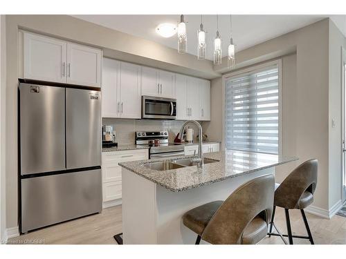 119-10 Birmingham Drive, Cambridge, ON - Indoor Photo Showing Kitchen With Double Sink With Upgraded Kitchen