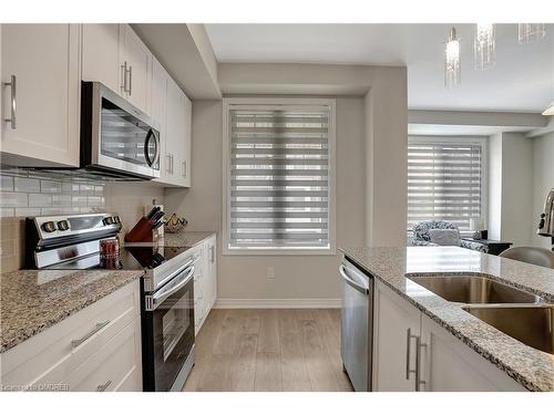 119-10 Birmingham Drive, Cambridge, ON - Indoor Photo Showing Kitchen With Double Sink With Upgraded Kitchen