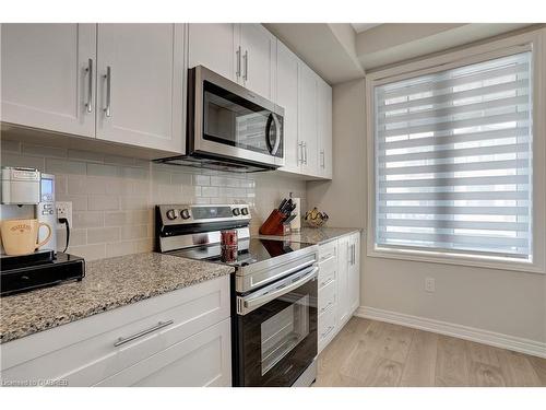 119-10 Birmingham Drive, Cambridge, ON - Indoor Photo Showing Kitchen With Upgraded Kitchen