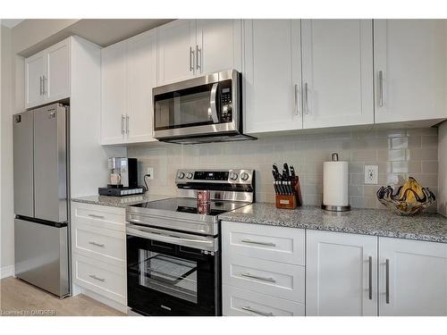 119-10 Birmingham Drive, Cambridge, ON - Indoor Photo Showing Kitchen With Upgraded Kitchen