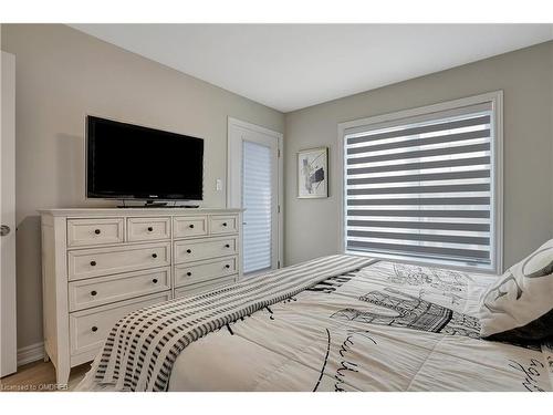 119-10 Birmingham Drive, Cambridge, ON - Indoor Photo Showing Bedroom