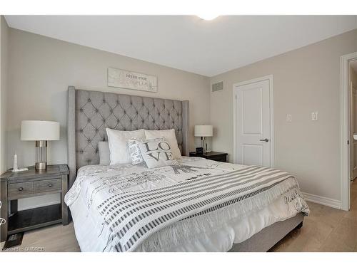 119-10 Birmingham Drive, Cambridge, ON - Indoor Photo Showing Bedroom