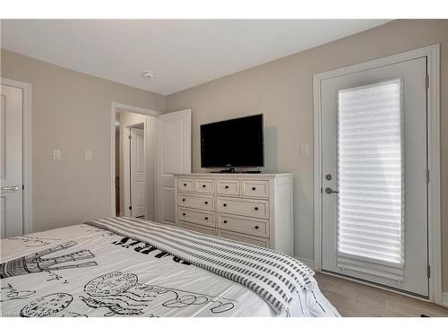 119-10 Birmingham Drive, Cambridge, ON - Indoor Photo Showing Bedroom