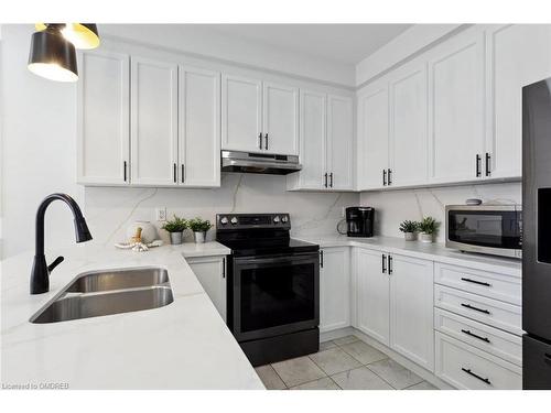 879 Hickory Crescent, Milton, ON - Indoor Photo Showing Kitchen With Double Sink