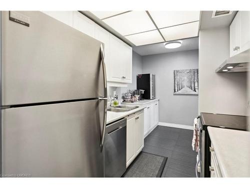 901-1333 Bloor Street, Mississauga, ON - Indoor Photo Showing Kitchen With Double Sink