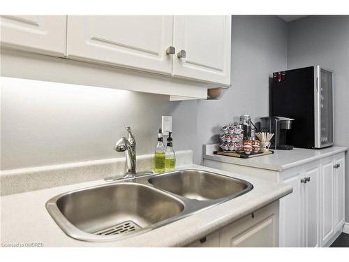 901-1333 Bloor Street, Mississauga, ON - Indoor Photo Showing Kitchen With Double Sink