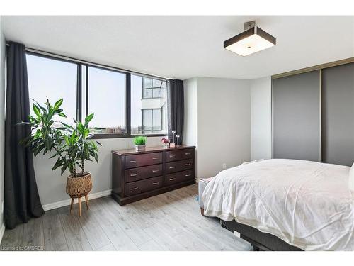 901-1333 Bloor Street, Mississauga, ON - Indoor Photo Showing Bedroom