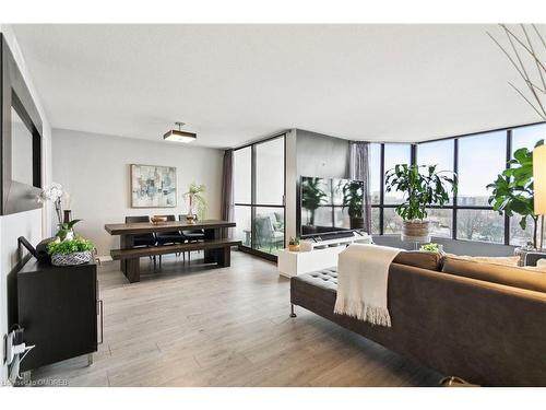 901-1333 Bloor Street, Mississauga, ON - Indoor Photo Showing Living Room