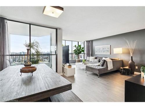 901-1333 Bloor Street, Mississauga, ON - Indoor Photo Showing Living Room