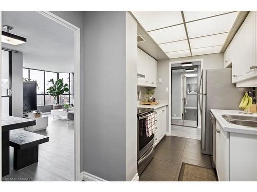 901-1333 Bloor Street, Mississauga, ON - Indoor Photo Showing Kitchen With Double Sink