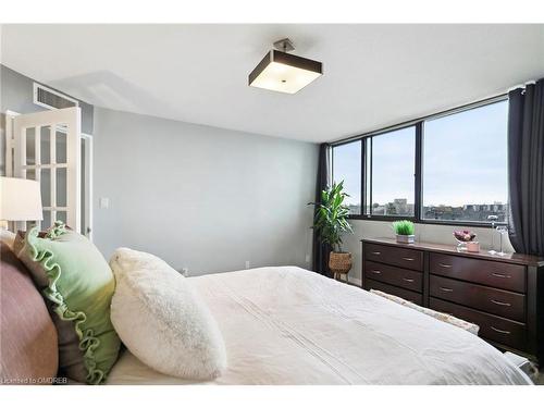 901-1333 Bloor Street, Mississauga, ON - Indoor Photo Showing Bedroom