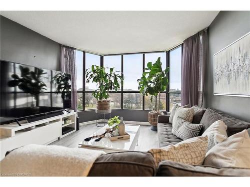 901-1333 Bloor Street, Mississauga, ON - Indoor Photo Showing Living Room