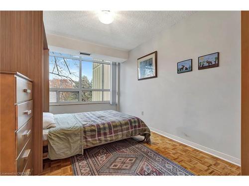 202-1359 White Oaks Boulevard, Oakville, ON - Indoor Photo Showing Bedroom