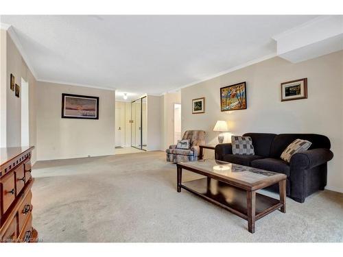 202-1359 White Oaks Boulevard, Oakville, ON - Indoor Photo Showing Living Room