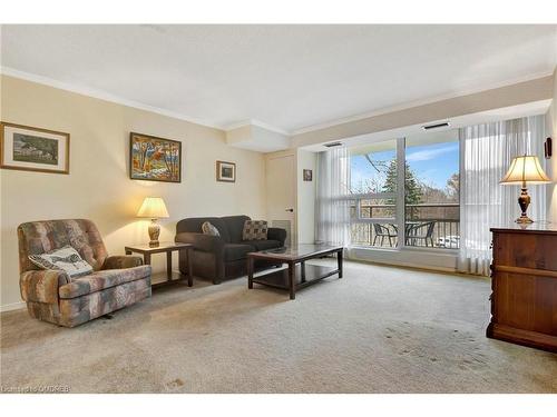 202-1359 White Oaks Boulevard, Oakville, ON - Indoor Photo Showing Living Room