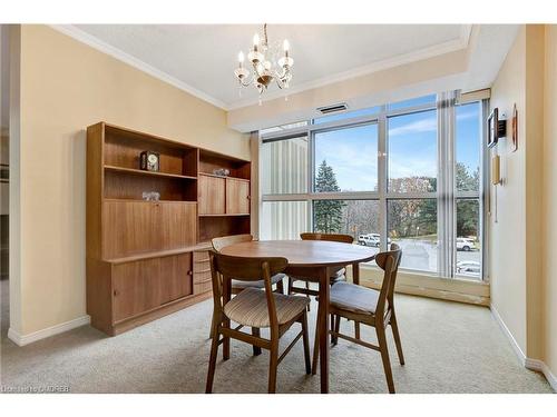 202-1359 White Oaks Boulevard, Oakville, ON - Indoor Photo Showing Dining Room