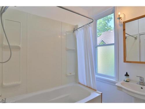 127 Duke St E Street, Kitchener, ON - Indoor Photo Showing Bathroom