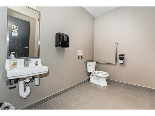 111-690 King Street W, Kitchener, ON - Indoor Photo Showing Bathroom