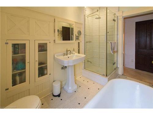 40-42 Blenheim Road, Cambridge, ON - Indoor Photo Showing Bathroom