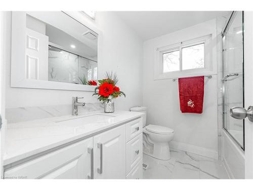 8-25 Upper Canada Drive, Kitchener, ON - Indoor Photo Showing Bathroom