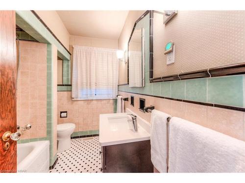 33 Margaret Avenue, Kitchener, ON - Indoor Photo Showing Bathroom