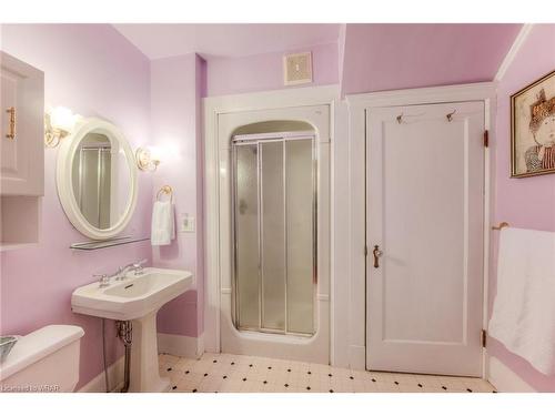 33 Margaret Avenue, Kitchener, ON - Indoor Photo Showing Bathroom